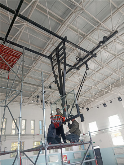 新疆石河子十八中學安裝室內(nèi)懸掛式電動籃球架